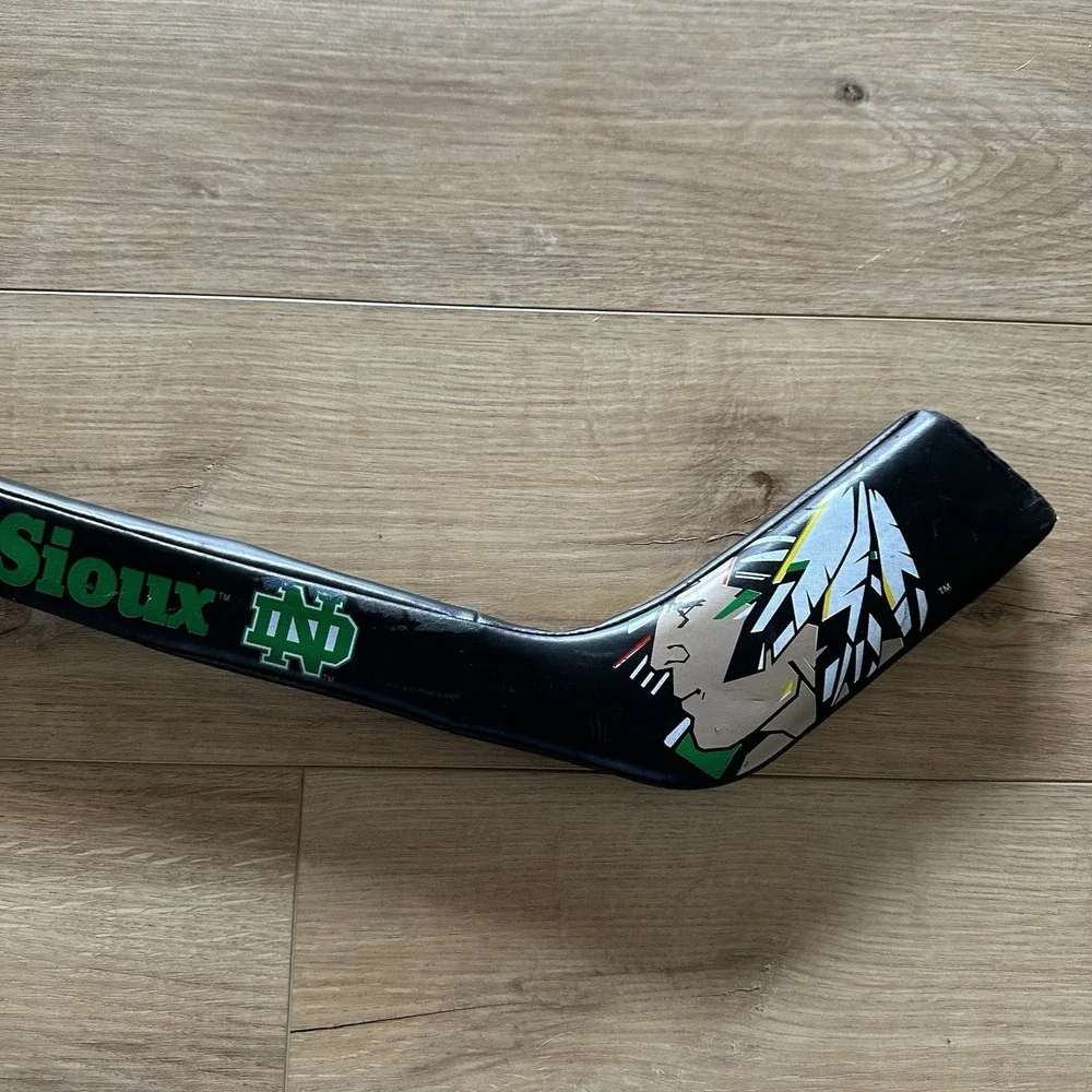VINTAGE UND Fighting Sioux North Dakota Kids Floor Hockey Stick Collectible Soft